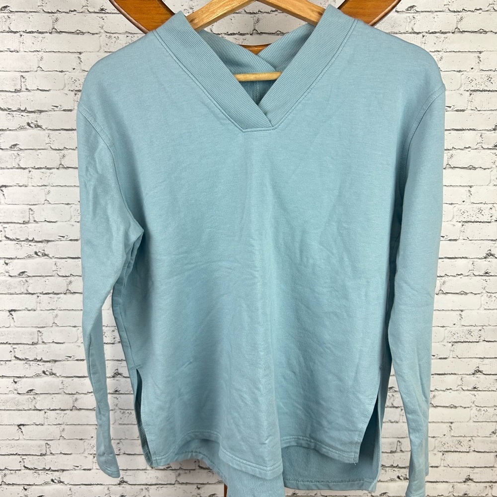 Earth Yoga | Soft Blue V-Neck Long Sleeve Sweatshirt Top size S